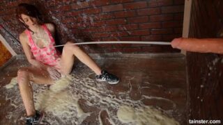 Temizlik bahanesiyle Tereza’nın amına fena abanıyorlar